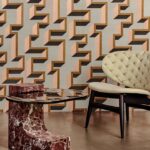 Designinterieur met geometrisch behang Detour1-1LMV-2, een beige designstoel en een marmeren bijzettafel.