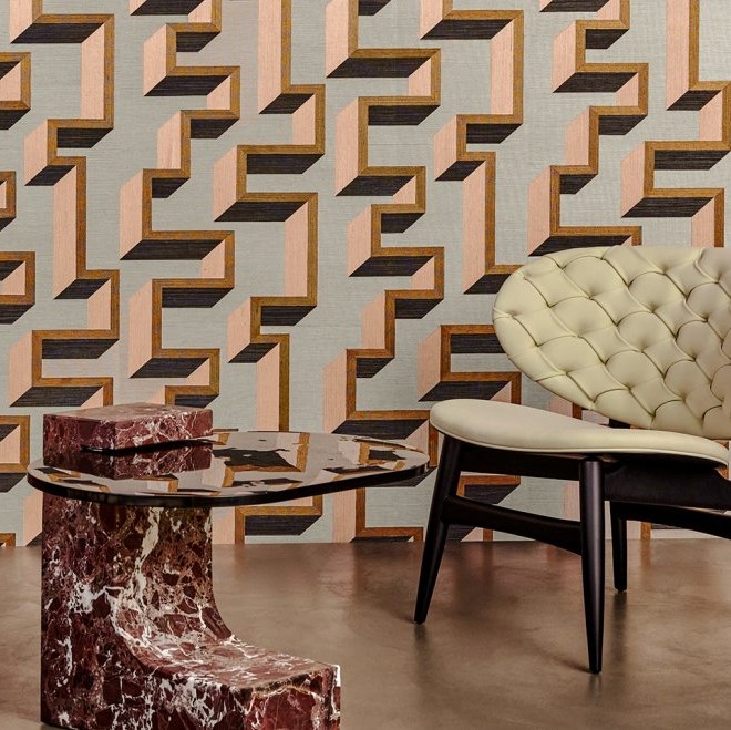 Designinterieur met geometrisch behang Detour1-1LMV-2, een beige designstoel en een marmeren bijzettafel.