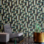 Moderne woonkamer met geometrisch Detour2-0I33-2 behang, een designstoel en decoratieve vazen op een ronde tafel.