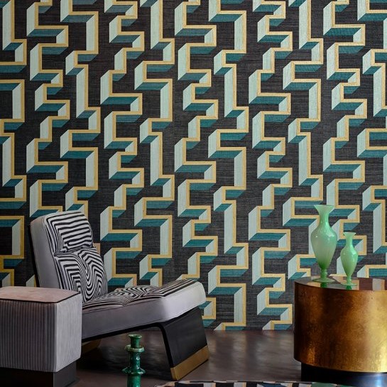 Moderne woonkamer met geometrisch Detour2-0I33-2 behang, een designstoel en decoratieve vazen op een ronde tafel.