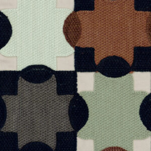 Patchworkpatroon van ELITIS-stof Effigie LZ863-78 met geometrische vormen in aardetinten en pastelkleuren.