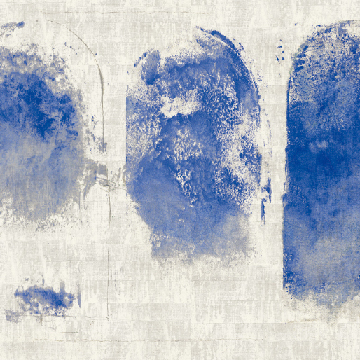 Abstracte muurbekleding met blauwe, verweerde boogvormen op een lichte achtergrond uit de ELITIS Santorin collectie.