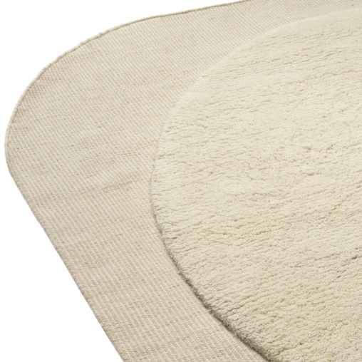 Detail van het Elitis Alaska TA 125 03 07 vloerkleed met een ronde, zachte structuur op een rechthoekige basis.