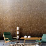 Modern interieur met Elitis Alegria VP 719 01 behang in warme bruintinten, groene stoelen en houten meubels.