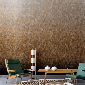 Modern interieur met Elitis Alegria VP 719 01 behang in warme bruintinten, groene stoelen en houten meubels.