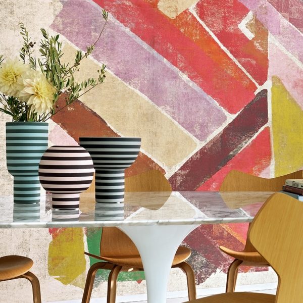 Moderne eethoek met houten stoelen, een marmeren tafel en gestreepte vazen voor een kleurrijk Elitis Allegorie RM 256 muurdesign.