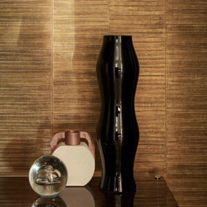 Zwarte vaas en decoratieve objecten voor een glanzend Elitis Anguille VP 952 91 metallic behang.