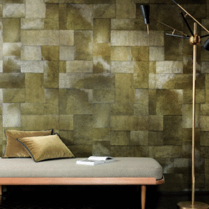 Moderne woonkamer met Elitis Appaloosa-behang in groentinten, een minimalistische chaise longue en een goudkleurige vloerlamp.