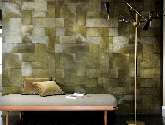 Moderne woonkamer met Elitis Appaloosa-behang in groentinten, een minimalistische chaise longue en een goudkleurige vloerlamp.