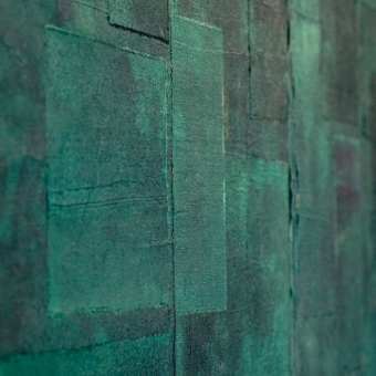 Detail van Elitis Art Paper behang Amami RM 1035 06 met overlappende rechthoeken in groentinten.
