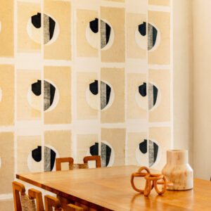 Moderne eethoek met Elitis Art Paper behang Izu RM 1030 02 met abstract patroon in neutrale tinten.