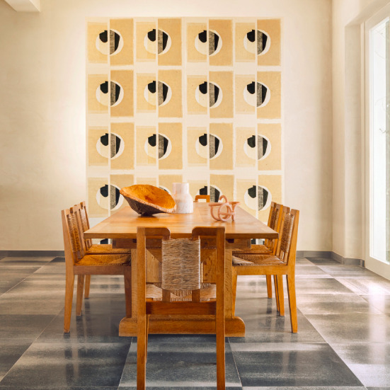 Eetkamer met houten meubelen en Elitis Art Paper behang Izu RM 1030 02 met geometrisch patroon op de achterwand.