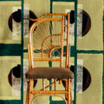 Rieten stoel voor grafisch Elitis Art Paper behang uit de Izu RM 1030 05 collectie.
