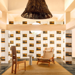 Interieur met Elitis Art Paper behang Okinawa RM 1032 04, houten meubels en een grote hanglamp in een moderne sfeersetting.