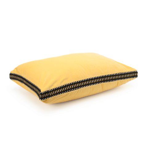Gele Elitis Athena sierkussen "Petit Beurre" met een zwarte en witte bies, zijaanzicht.