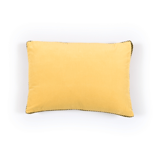 Rechthoekig Elitis Athena sierkussen in de kleur petit beurre met contrasterende bies.