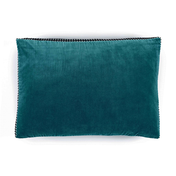 Rechthoekig fluweel kussen in smaragdgroen uit de Elitis Athena CO 226 42 03 collectie.