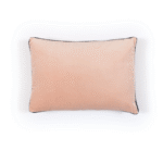 Rechthoekig Elitis Athena sierkussen in zachte petaleroze kleur met subtiele donkergekleurde bies.