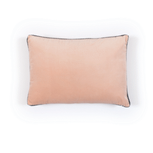 Rechthoekig Elitis Athena sierkussen in zachte petaleroze kleur met subtiele donkergekleurde bies.
