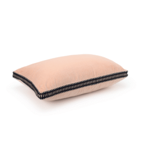 Zijaanzicht van het Elitis Athena CO-226-58-03 Petale sierkussen met een lichtroze fluwelen stof en zwart-wit gestreepte bies.