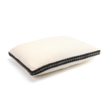Crèmekleurig Elitis Athena sierkussen CO-226-03-03 met zwarte sierbies, zijaanzicht.