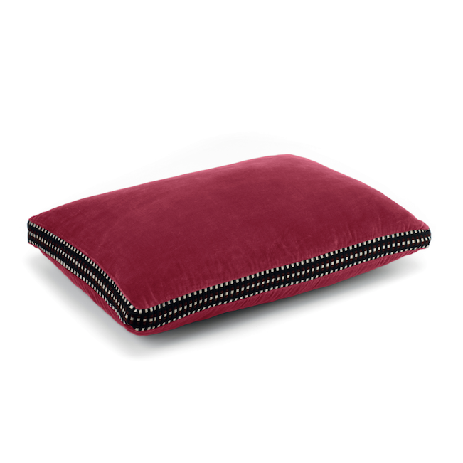 Rood Elitis Athena sierkussen CO-226-35-03 met fluwelen stof en zwart-wit gestreepte bies, zijaanzicht.
