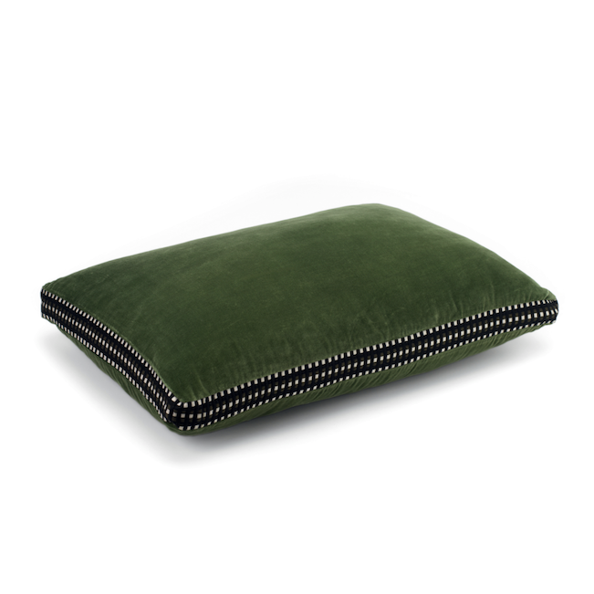 Groen Elitis Athena sierkussen CO-226-65-03 met fluwelen textuur en decoratieve zijkant.