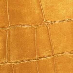 Close-up van een gouden krokodillenleren textuur uit de Elitis Big Croco metal VP 951 92 collectie.