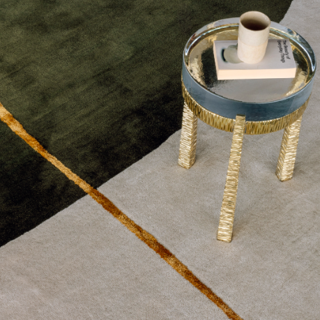 Modern interieur met het Elitis Celeste vloerkleed en een sierlijk bijzettafeltje met decoratie.