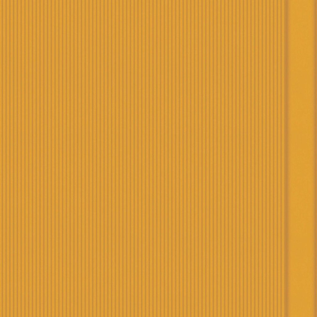 Oranjegeel behang met fijne verticale strepen uit de Elitis Rayures Jumelles-collectie.