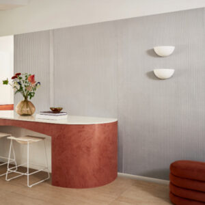 Moderne woonkamer met Elitis Colonne RM 1044 40 Rayures Jumelles behang en een elegant rood marmeren keukenblok.