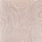Beige wandbekleding met een subtiel reliëf van abstracte bloemen en bladeren uit de Elitis Colosse Fruitier lin collectie.