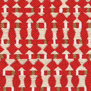 Detail van Elitis Corsaro outdoorstof OD_114_32 met een rood patroon en abstracte geometrische vormen in beige en groen.
