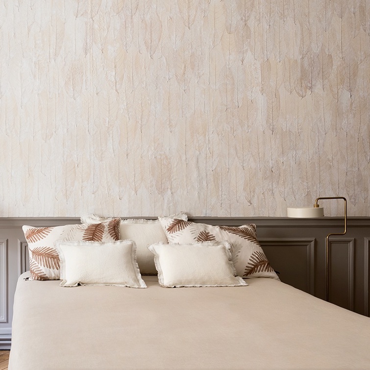 Smaakvol ingerichte slaapkamer met Elitis Ecrin Blanche Neige RM 972 01 behang in zachte beige tinten.