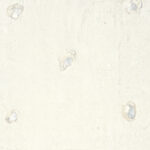 Lichtbeige Elitis Ecrin Naha RM 971 01 wandbekleding met subtiele, glanzende accenten en reliëfstructuur.