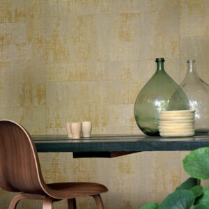 Moderne eethoek met houten stoel, glazen vazen en keramiek op een tafel voor Elitis Eldorado behang met goudgele textuur.
