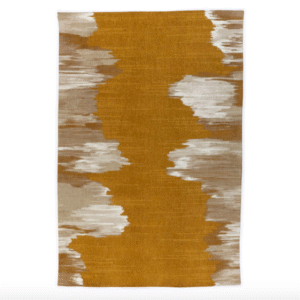 Mosterdgeel Elitis Emile TA 135 25 02 vloerkleed met abstracte beige en witte patronen.
