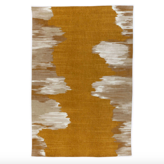 Mosterdgeel Elitis Emile TA 135 25 02 vloerkleed met abstracte beige en witte patronen.