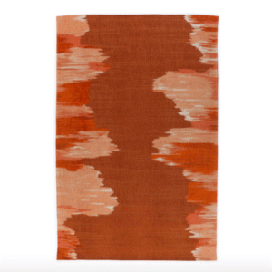 Rechthoekig Elitis Emile TA 135 34 02-voerkleed met een abstract patroon in rood- en aardetinten.