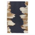 Voerkleed Elitis Emile TA 135 82 02 met abstract patroon in donkerblauw, beige en bruintinten.