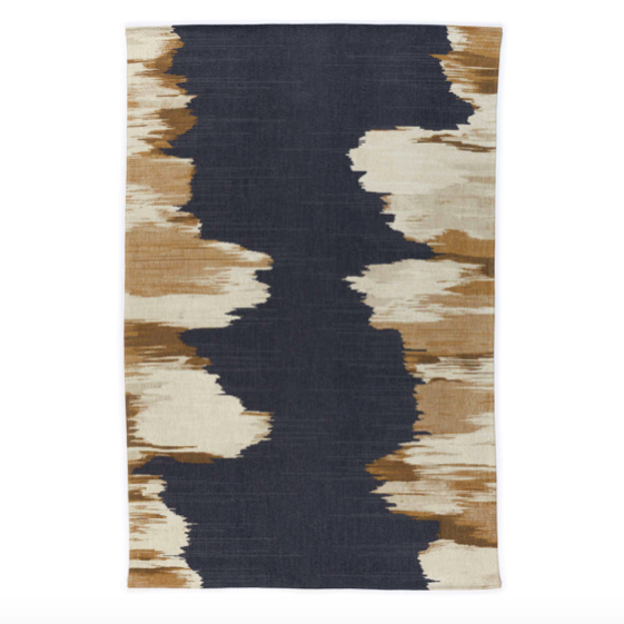 Voerkleed Elitis Emile TA 135 82 02 met abstract patroon in donkerblauw, beige en bruintinten.