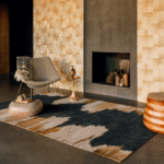 Moderne zithoek met het Elitis Emile vloerkleed TA 135 82 02 voor een haard in een stijlvol interieur.