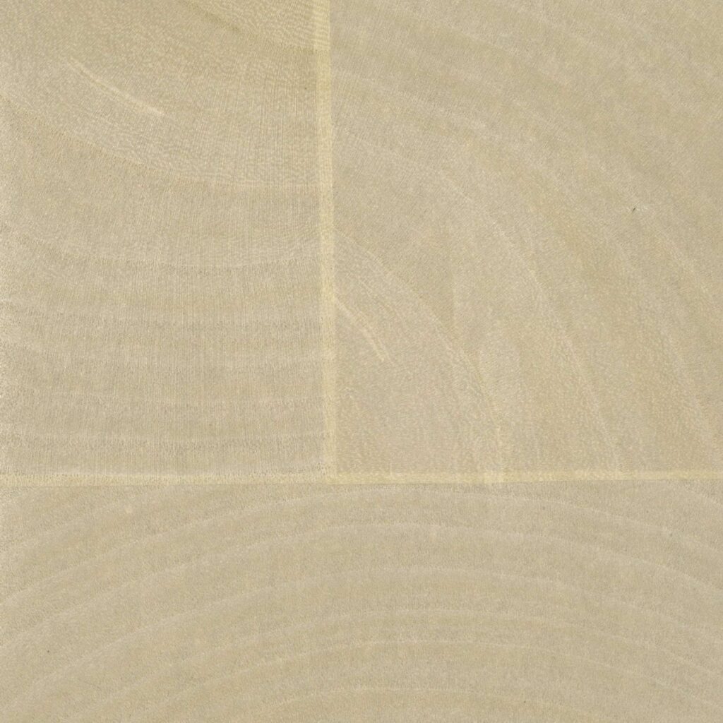 Lichtbeige behang met subtiele houtnerfstructuur uit de Elitis Empreintes Marqueteries collectie.