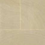Lichtbeige behang met subtiele houtnerfstructuur uit de Elitis Empreintes Marqueteries collectie.