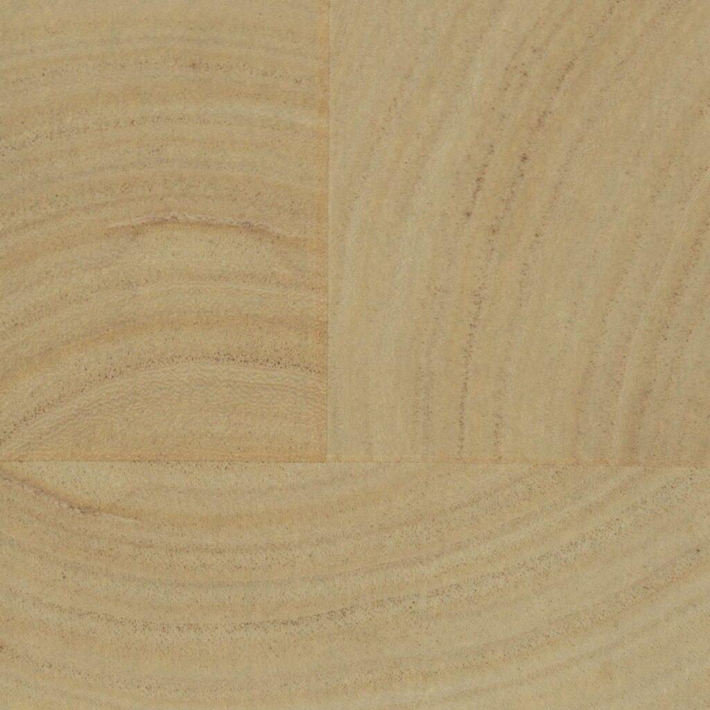 Beige behang met een houtnerfpatroon uit de Elitis Empreintes Marqueteries collectie.