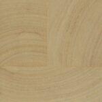 Beige behang met een houtnerfpatroon uit de Elitis Empreintes Marqueteries collectie.