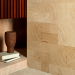Detailopname van het Elitis Empreintes RM 1040 15 behang uit de Marqueteries collectie met een houtstructuurmotief in een warme interieursetting.