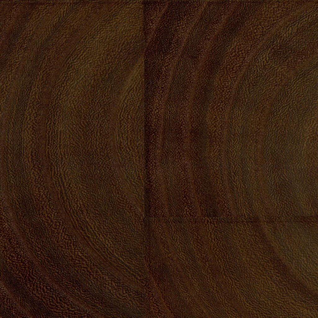 Donkerbruin behang uit de Elitis Empreintes Marqueteries-collectie met een houtachtige textuur en subtiele cirkelpatronen.