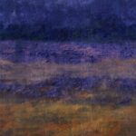 Abstract behangpatroon Elitis Eternite VP 965 01 in diepe paarse en aardetinten met een schilderachtig, textuurrijk effect.