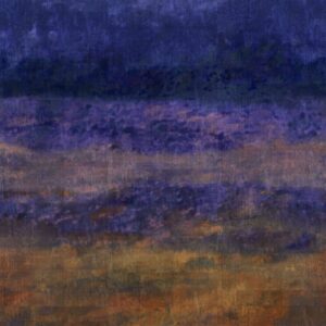 Abstract behangpatroon Elitis Eternite VP 965 01 in diepe paarse en aardetinten met een schilderachtig, textuurrijk effect.